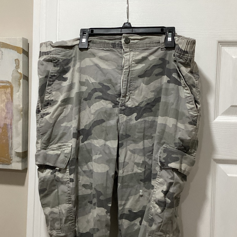 American Eagle Outfitters Gray Camouflage Cargo Pants